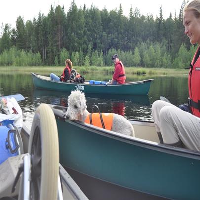 Kanu mit Hund in Schweden